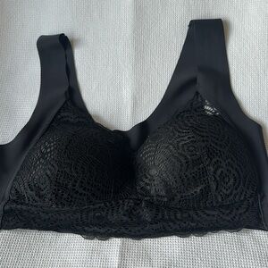 Full Figure Seamless lace cutout black bra-Size 42/95